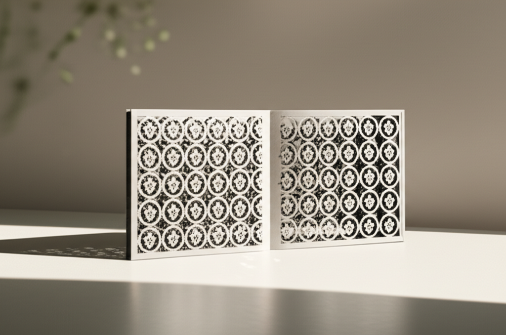 Bế tài liệu – Chuyên nghiệp hóa ấn phẩm văn phòng 6 Ảnh chụp chân thực (photorealistic) với tỉ lệ 16:9. Bối cảnh tự nhiên, ánh sáng tốt. Không chèn chữ, số, logo, thương hiệu hoặc ký hiệu đặc biệt. Không sáng tạo bao bì, không mô tả trẻ em hoặc đặc điểm giới tính cụ thể. Mô tả: Một cuốn catalogue được bế với những đường nét tinh xảo, độc đáo, tạo cảm giác sang trọng và cao cấp.